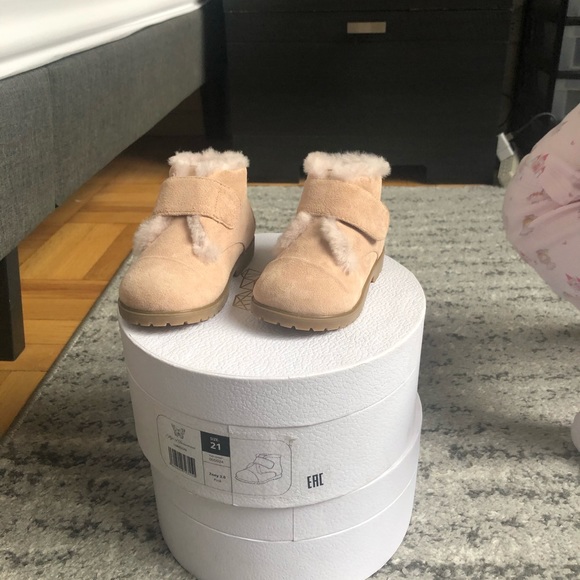 Age of innocence baby girl booties - Picture 3 of 3